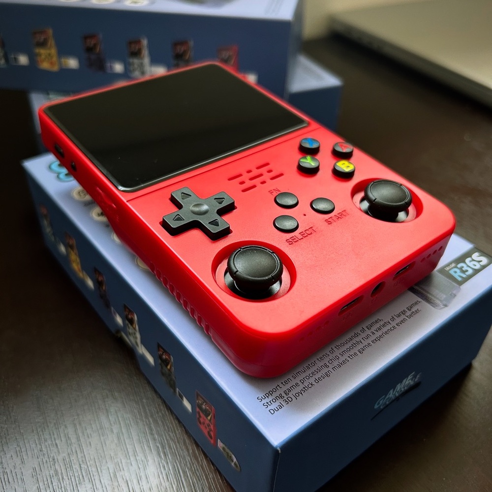 Retro Handheld Gaming R36S - Picture 2 of 9